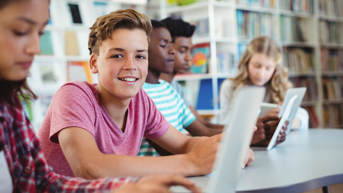 Schüler mit Tablet Verbraucherbildung VZB