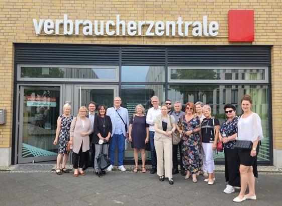 Gruppenfoto vor dem Beratungszentrum der VZB in Potsdam zeigt die Teilnehmenden des deutsch-polnischen Austausch im Juni 2022