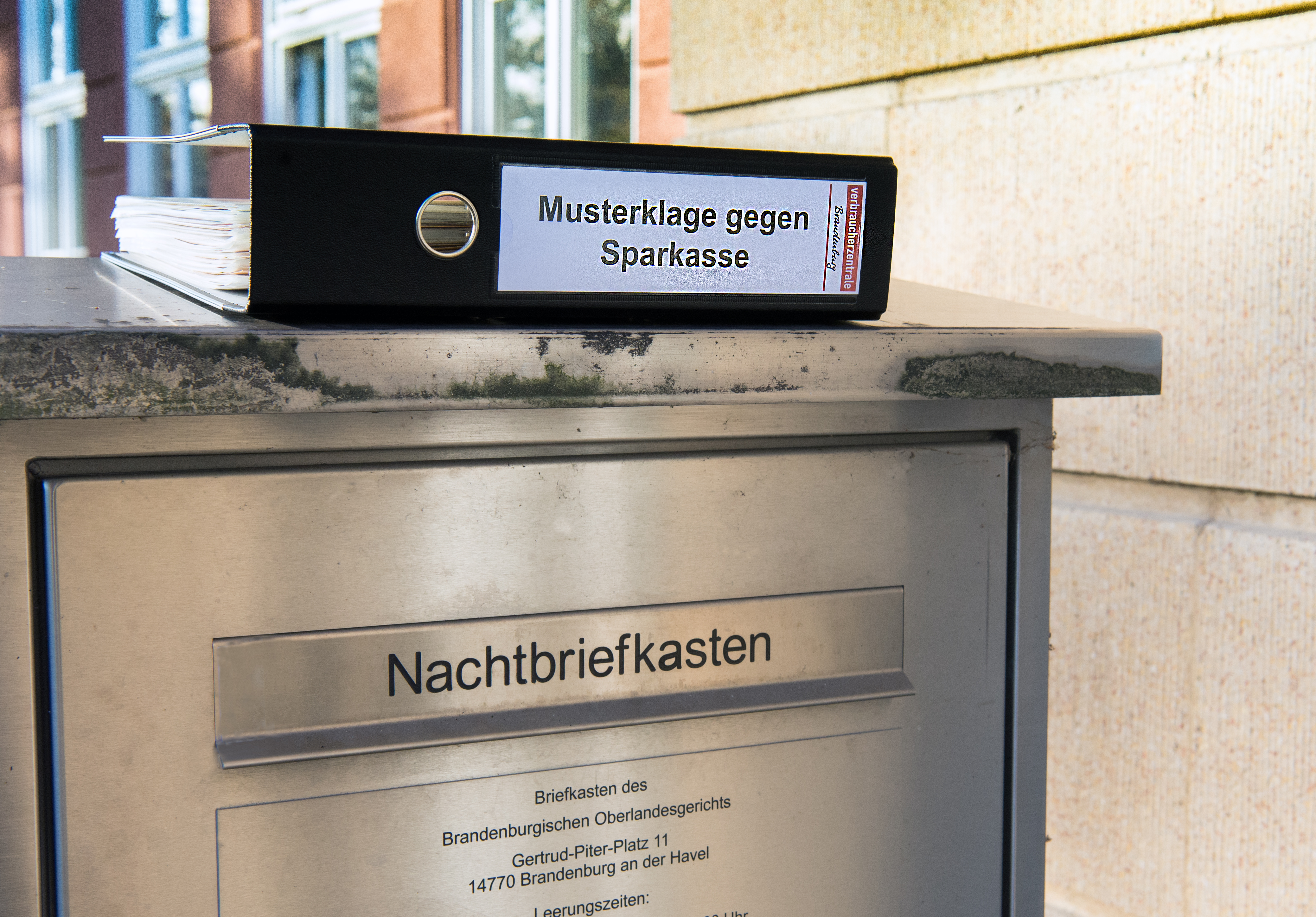 Gerichts-Briefkasten des Brandenburgischen Oberlandesgerichts mit Musterfeststellungsklage gegen Sparkasse Barnim (c) Karla Fritze / VZB