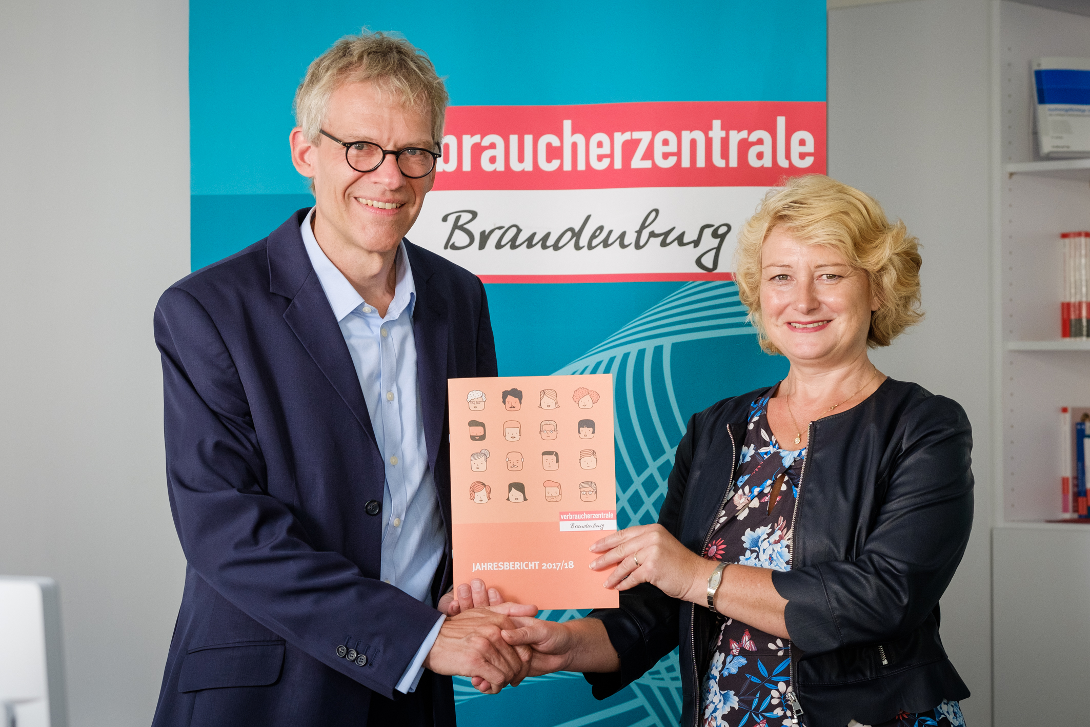 Übergabe des Jahresberichts 2017/18: VZB-Geschäftsführer Dr. Christian A. Rumpke und Parlamentarische Staatssekretärin Rita Hagl-Kehl.
