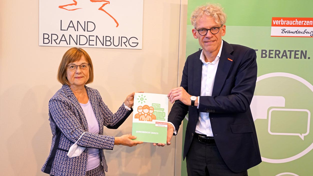 Pressefoto der Übergabe des VZB-Jahresberichts an Verbraucherschutzministerin Ursula Nonnemacher (c) MSGIV