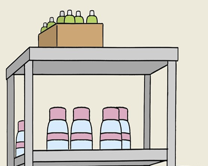 Flaschen mit Putzmittel im Regal