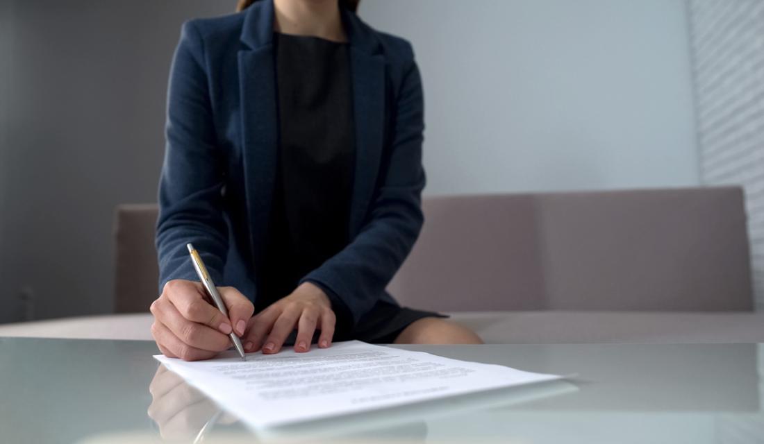 Frau Unterschrift Dokument Bestattungsverfügung Vorsorge Fotolia #225582948 motortion VZB