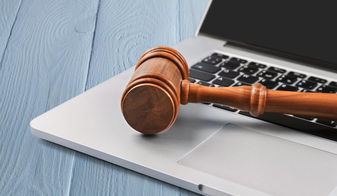 Richterhammer auf Laptop