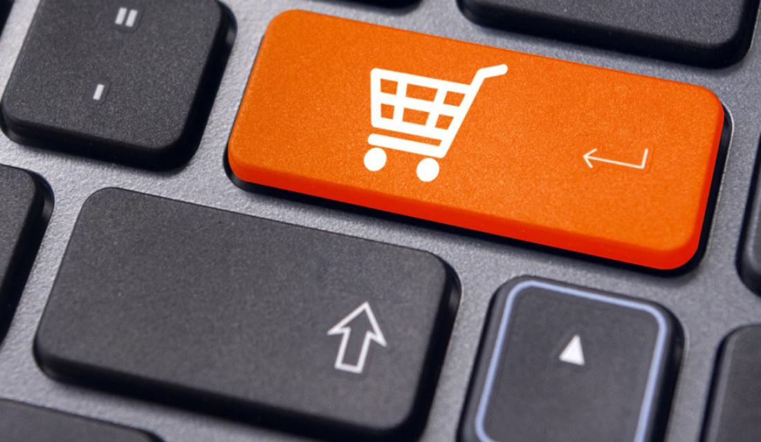 Deckblatt zum Unterrichtsmaterial der VZB Willenserklärung und Kaufverträge Tatstatur mit einem Einkaufswagen (c) mtkang / Shutterstock