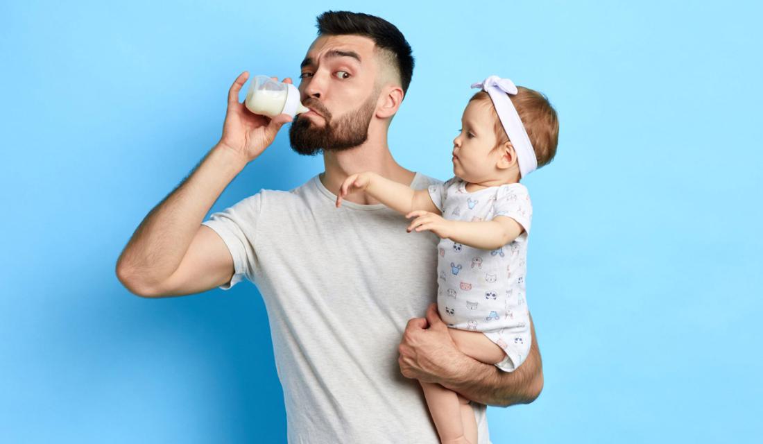 Vater mit Säugling auf dem Arm (c) the faces / Fotolia