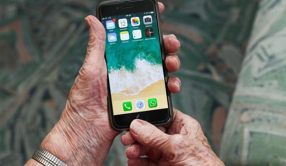 Seniorin hält ein Handy in der Hand und sieht eine Liste mit Apps (c) rupert B. Pixabay