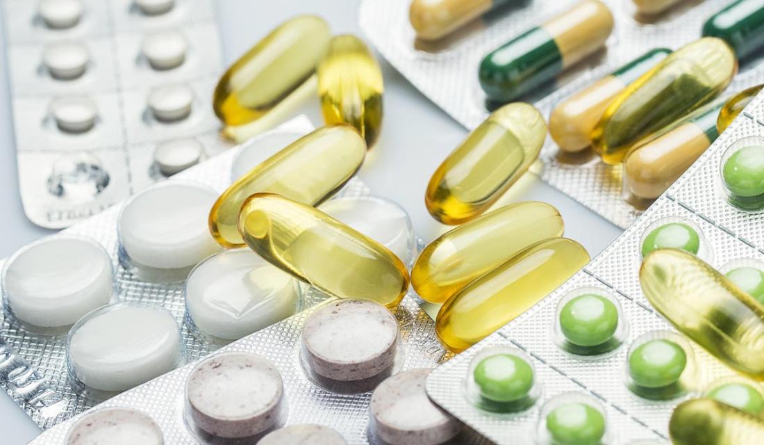 Vielzahl unterschiedlicher Nahrungsergänzungsmittel in Form von Tabletten, Pillen und Kapseln (c) blackday / AdobeStock