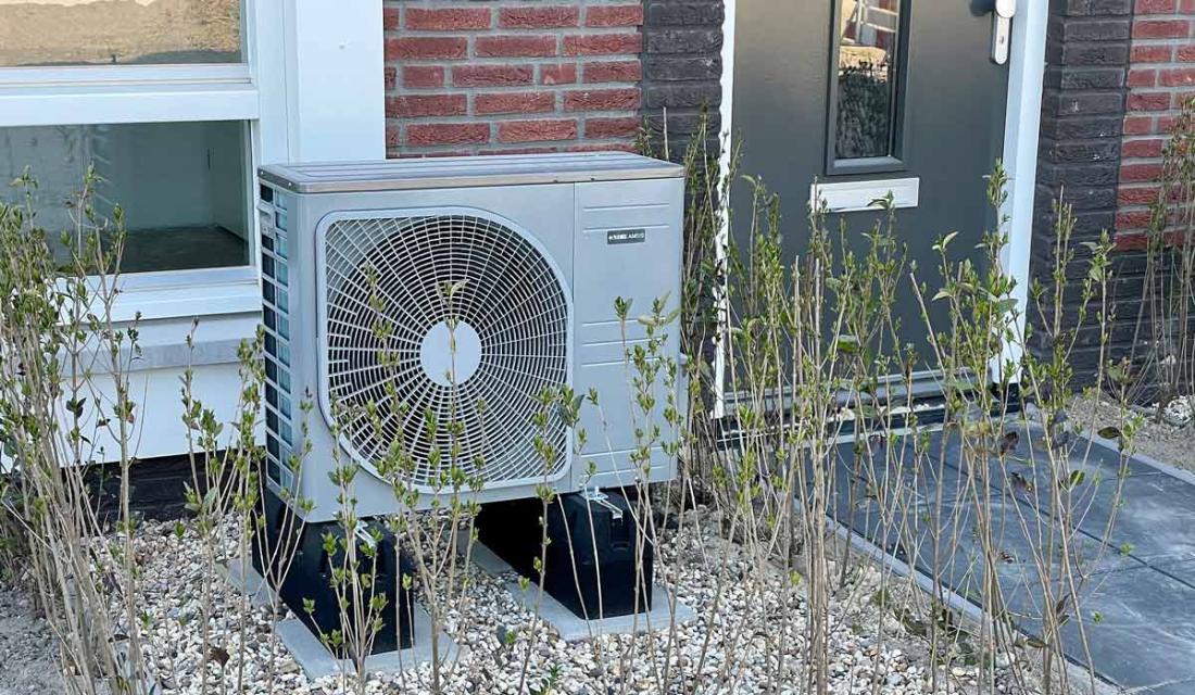 Wärmepumpe im Vorgarten eines Hauses (c) HarmvdB / Pixabay