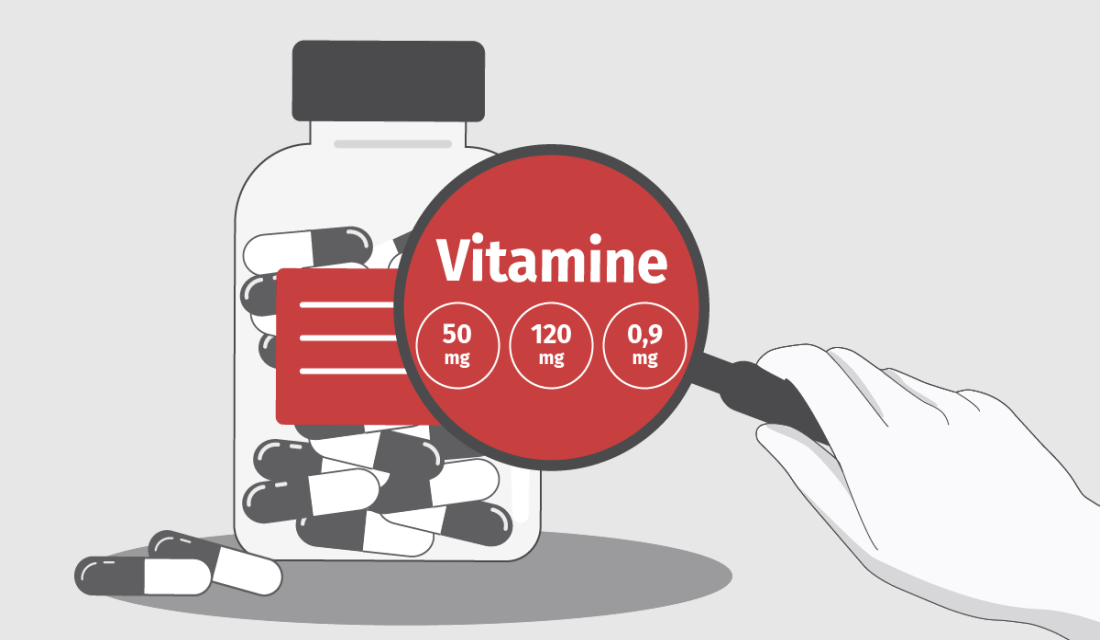 Ein geöffneter Behälter mit Vitaminkapseln und einer Tabelle mit Nährwertangaben. 