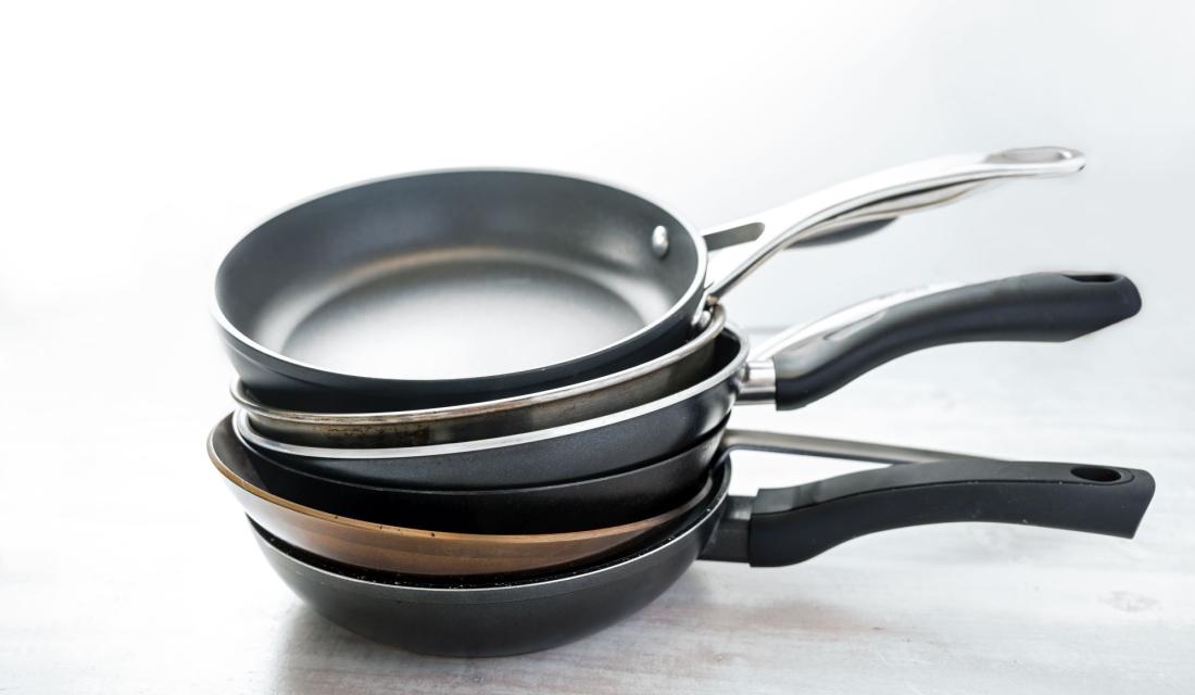 Ein Stapel verschiedener Pfannen