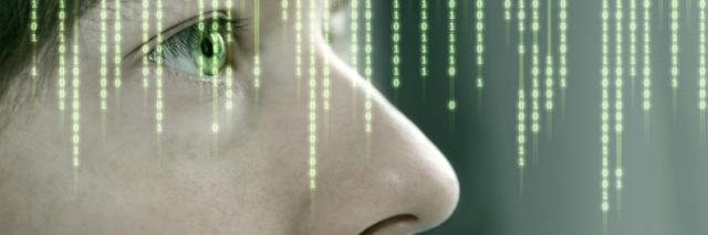 Augenpartie und Nase einer Frau, darüber 0 und 1 in Zahlensträngen