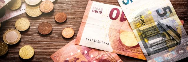 Banknoten und Münzen