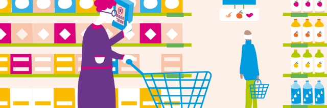 Verbraucherin liest Lebensmittelverpackung im Supermarkt