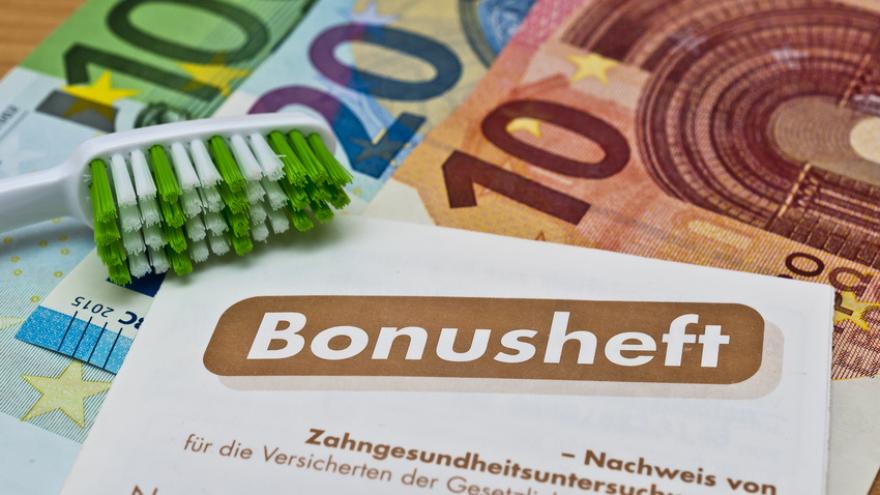 Das Bonusheft beim Zahnarzt hilft bares Geld sparen für Zahnersatz.