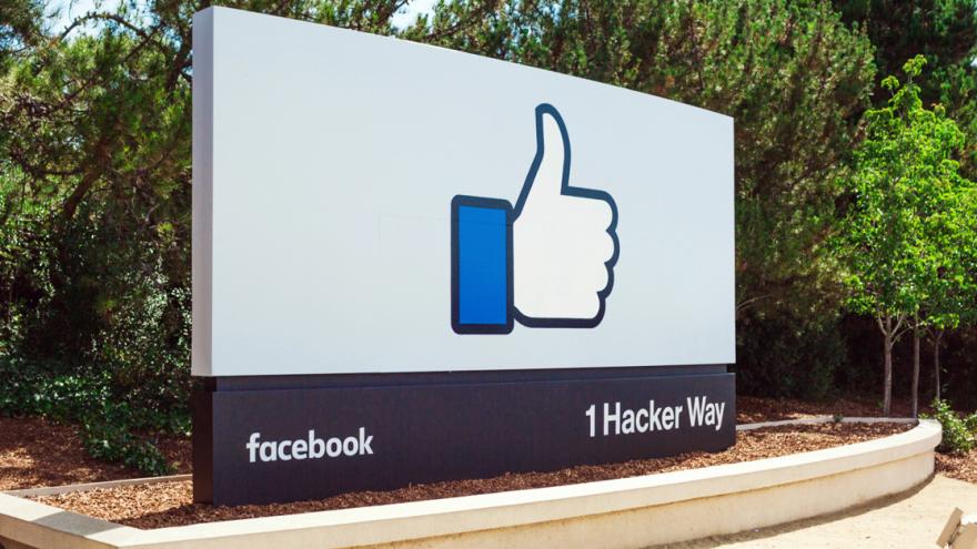Großes Firmenschild vor dem Facebook-Hauptquartier in Menlo Park, Kalifornien.