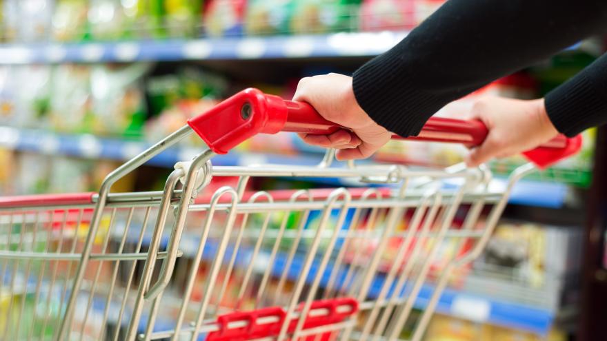 Frau im Supermarkt mit Einkaufswagen - Fotolia.de - gui yong nian