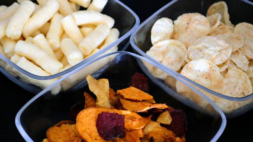 Verschiedene Chipssorten in Schalen