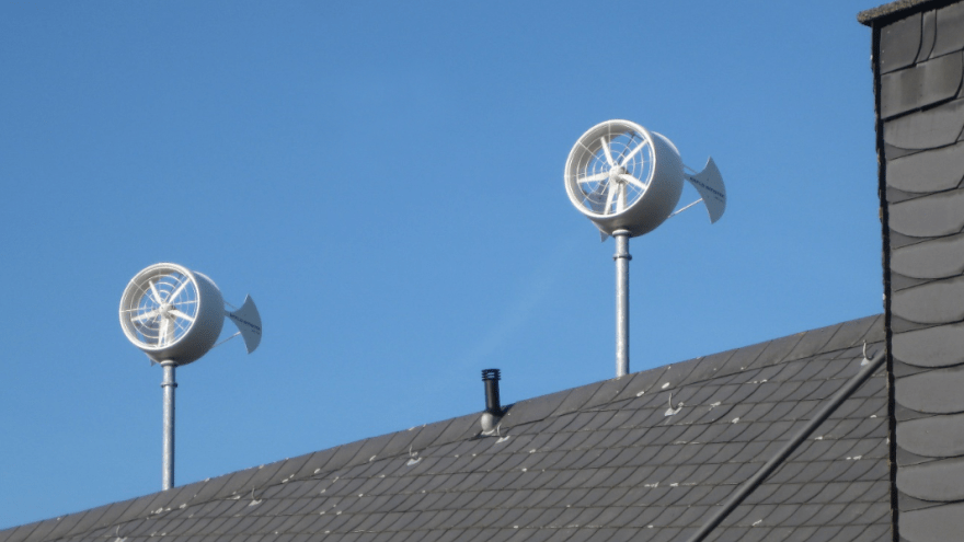 Zwei kleine Windkraftanlagen auf einem Dach