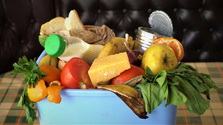 Mülleimer mit Lebensmitteln Abfall (c) Fevziie / AdobeStock