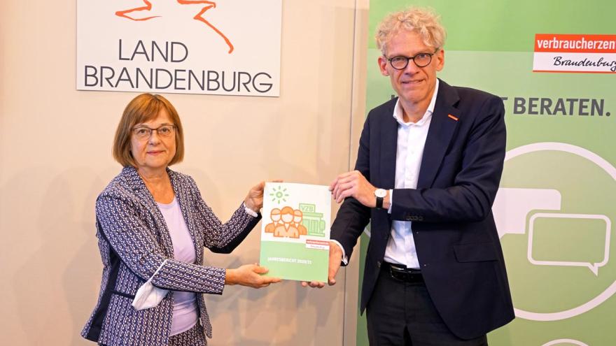 Übergabe des VZB-Jahresberichts 2020/21 an Verbraucherschutzministerin Ursula Nonnemacher Land Brandenburg (c) MSGIV