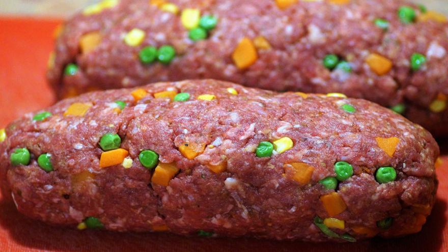 Hackfleisch-Klopse mit Erbsten, Möhren und Mais gefüllt