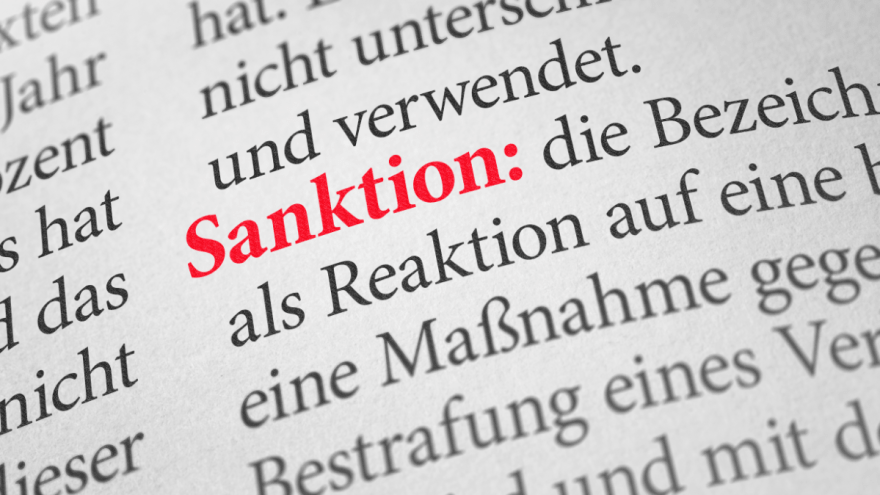 Ein Wörterbucheintrag zeigt das Wort "Sanktion".