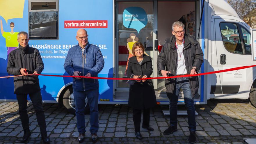 Feierliche Eröffnung des Digimobil Süd in Luckau am 10.02.2022 (c) pixafactory / VZB
