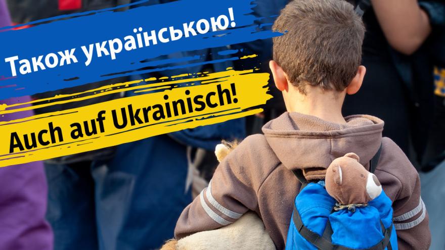 Kind mit Rucksack und Stofftier flüchtet mit anderen aus der Ukraine.
