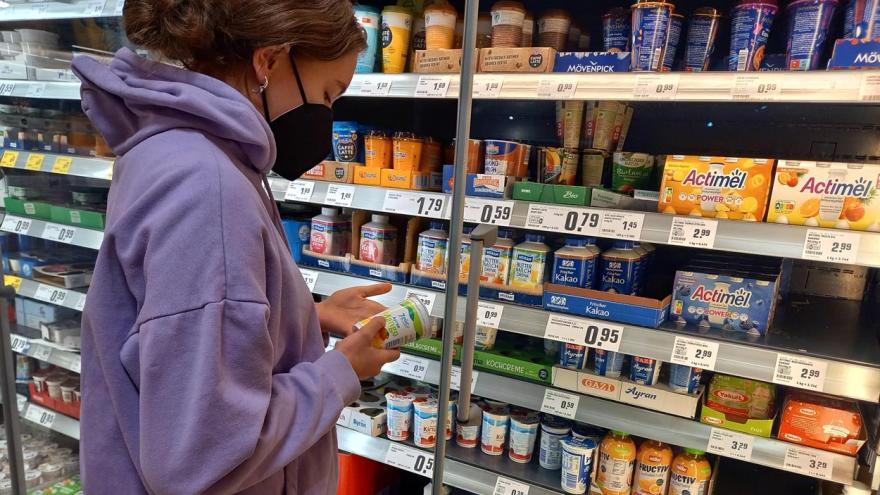 Ein Mädchen betrachtet im Supermarkt eine Lebensmittelverpackung Quelle: Verbraucherzentrale Brandenburg