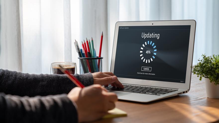 Aufgeklappter Laptop zeigt an, dass ein Update installiert wird