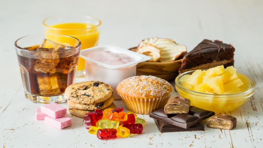 Fruchtzuckerhaltige Produkte: Cola, Gummibärchen, Ananas
