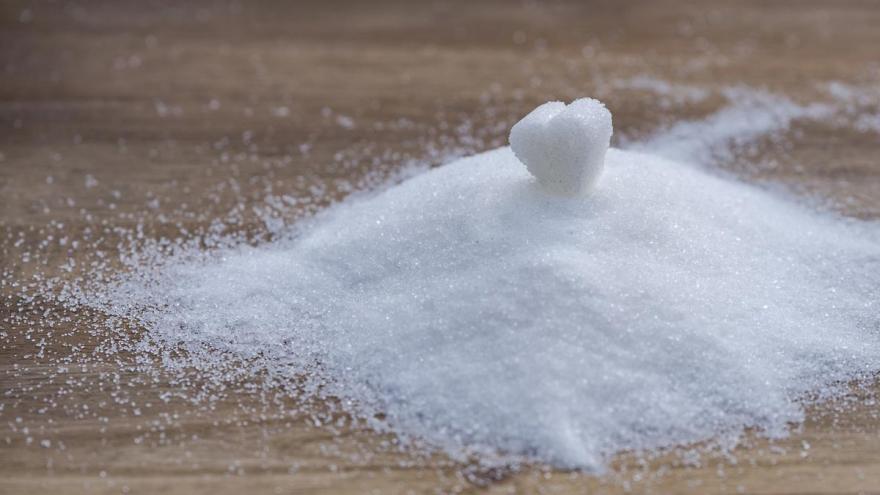 Ein Zuckerwürfel in Herzform auf einem kleinen Berg Zucker. (c) Bru-nO /Pixabay