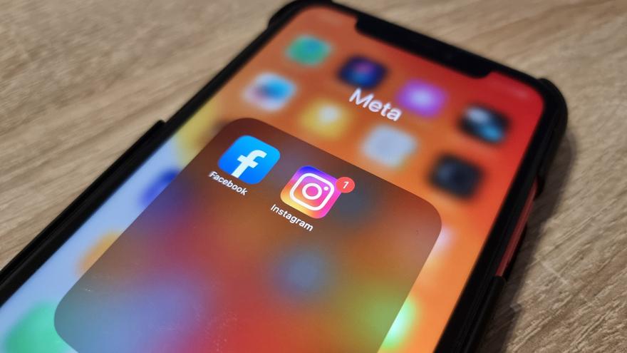 Logos der Apps Facebook und Instagram auf einem Smartphone