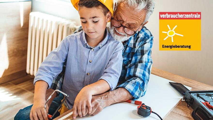 Heizungstausch Opa Sohn Handwerker Quelle: Dragana Gordic/Shutterstock.com