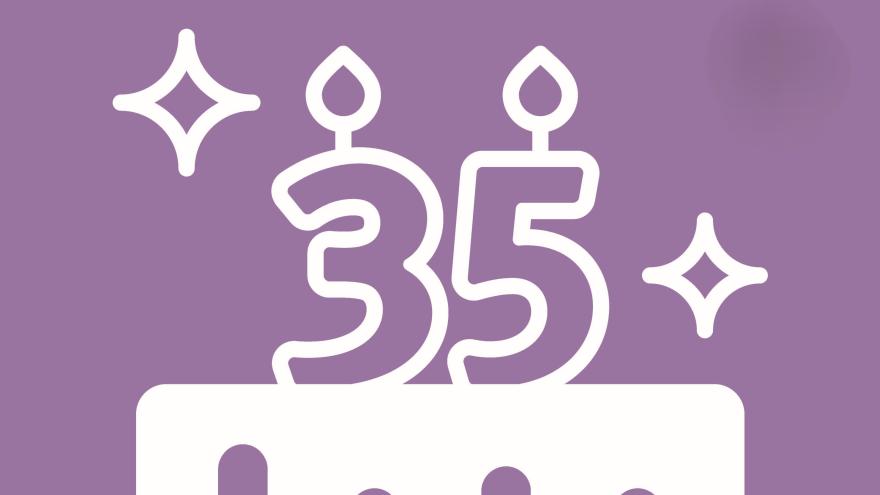 eine Torte, auf der zwei Kerzen stehen, die die Zahl 35 ergeben.