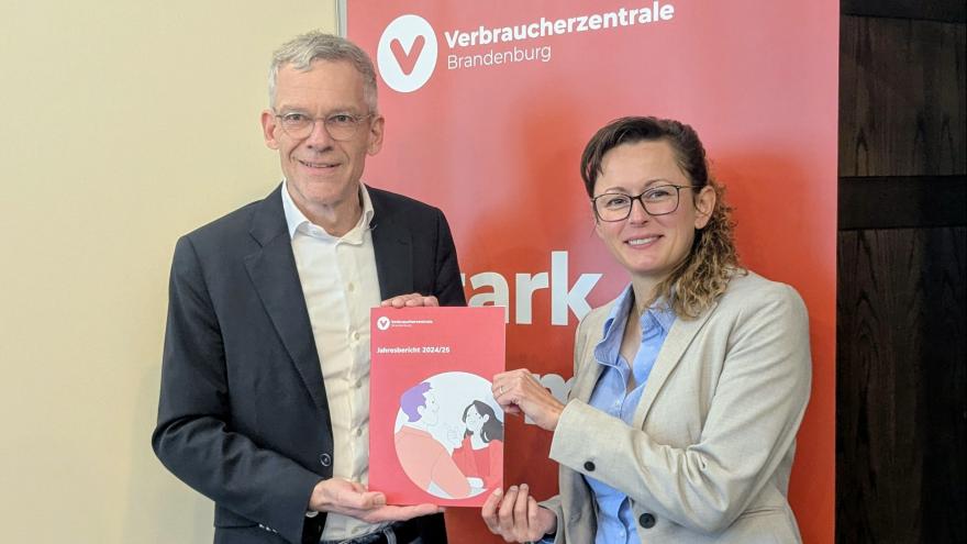 Christian A. Rumpke, Chef der Verbraucherzentrale Brandenburg, übergibt Ministerin Hanka Mittelstädt den Jahresbericht 2024/25.