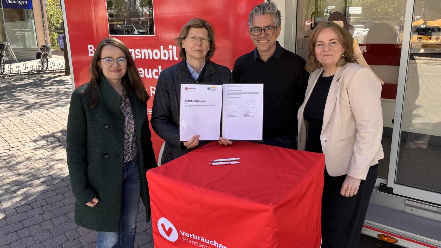 Vor dem Beratungsmobil in Königs Wusterhausen