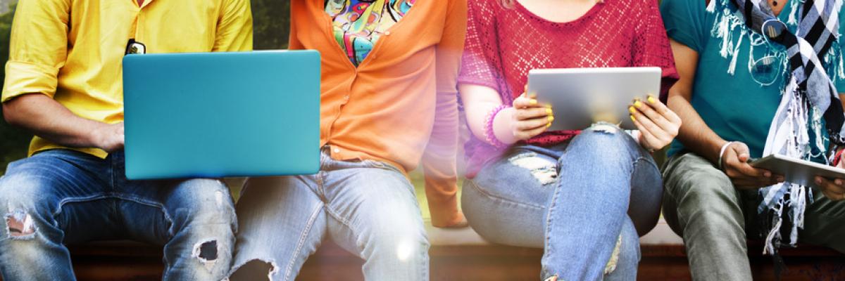 Jugendliche Laptop Bildungsangebote Schulen Fotolia 9216753 Rawpixel