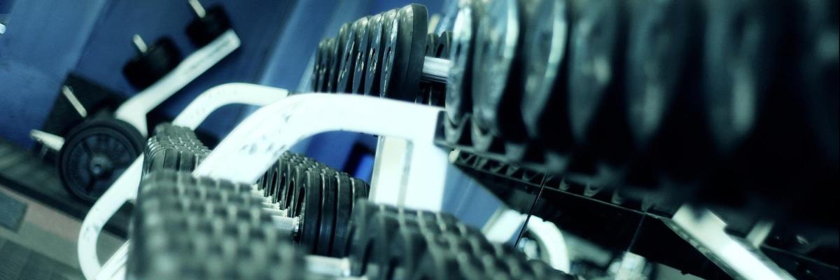 Hanteln in einem Fitnessstudio