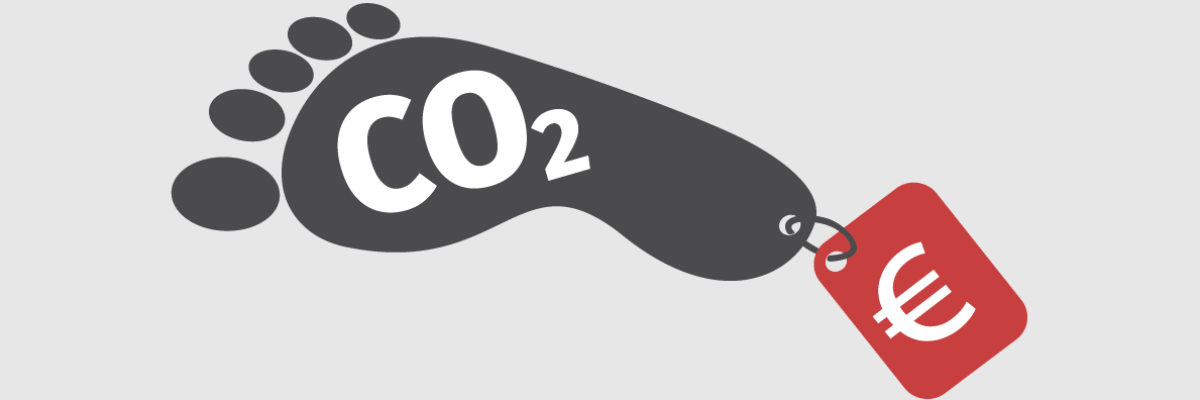 Ein Fußabdruck mit dem Wort CO2 und einem Preisschild