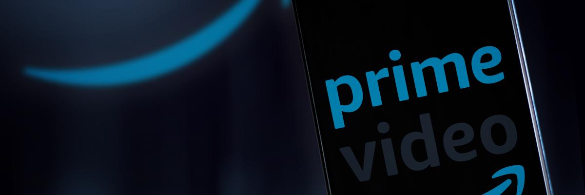 Ein Handydisplay, auf dem Prime Video steht