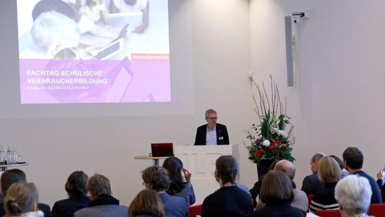 VZB-Geschäftsführer Rumpke eröffnet den bundesweiten Fachtag schulische Verbraucherbildung in Potsdam.