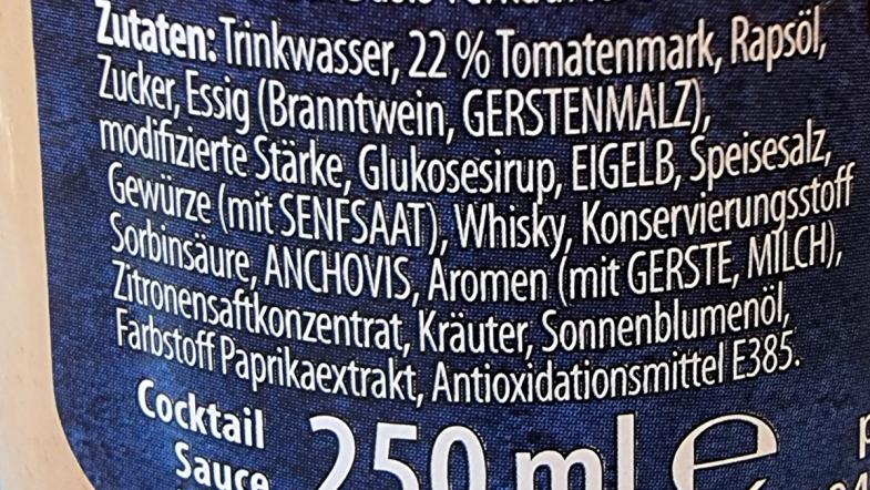 Zutatenliste einer Cocktailsauce-Flasche