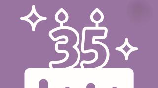 eine Torte, auf der zwei Kerzen stehen, die die Zahl 35 ergeben.