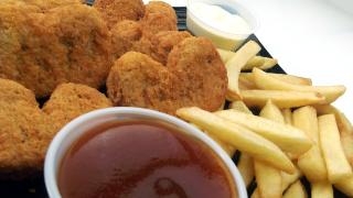 Chicken Nuggets mit Pommes und Ketchup