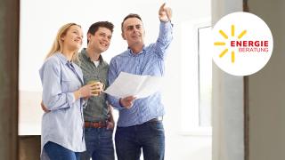 Energieberatung mit Berater und jungem Paar Quelle: Speed King/Shutterstock.com
