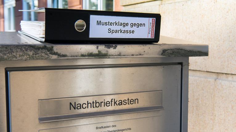 Aktenordner liegt auf dem Gerichtsbriefkasten